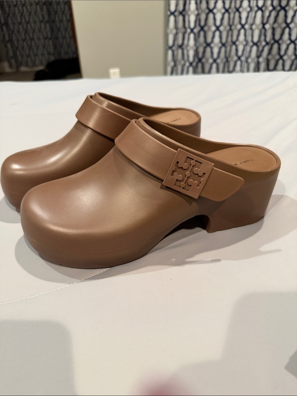 NWOB Tory Burch Mellow EVA Clogs in Coconut with Logo Strap